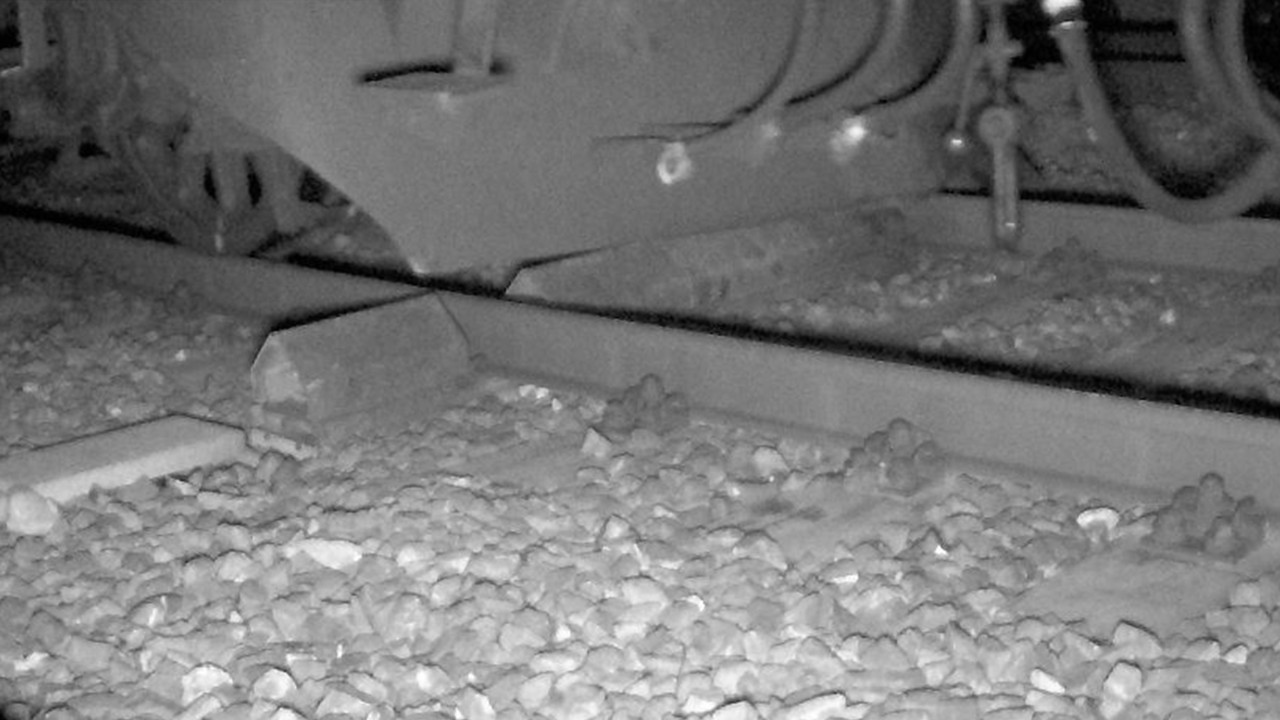 Staffa di un tenditore a vite UIC poco prima dell’impatto.