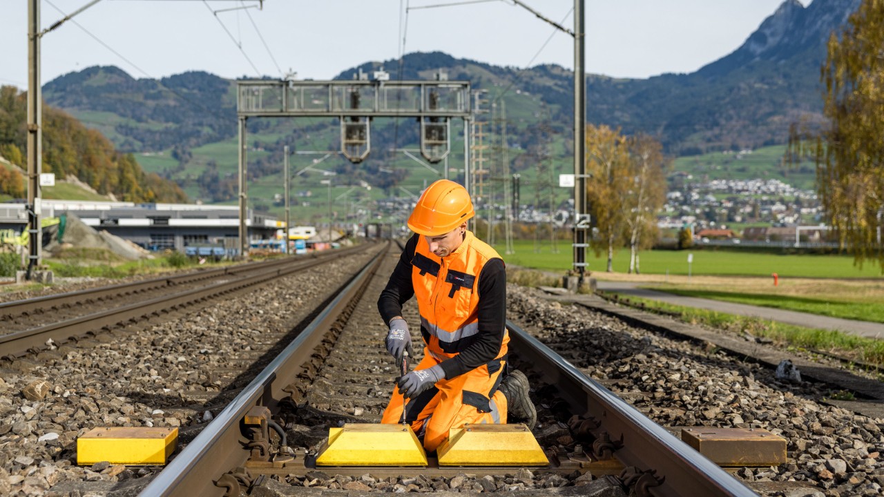 Manutenzione a un impianto per localizzazione delle boccole surriscaldate e dei freni bloccati sulla tratta.