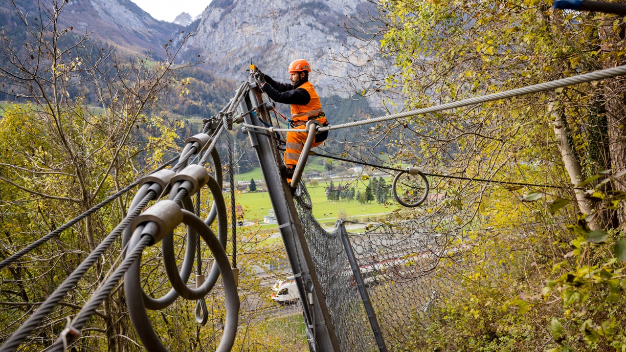 Lavori di manutenzione a un sensore di un impianto di rilevamento di pericoli naturali.