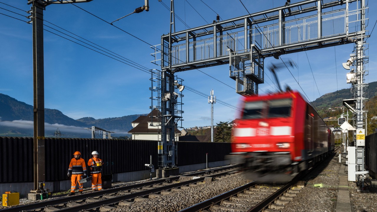 Treno loc in transito attraverso un impianto di localizzazione di profili e antenne.