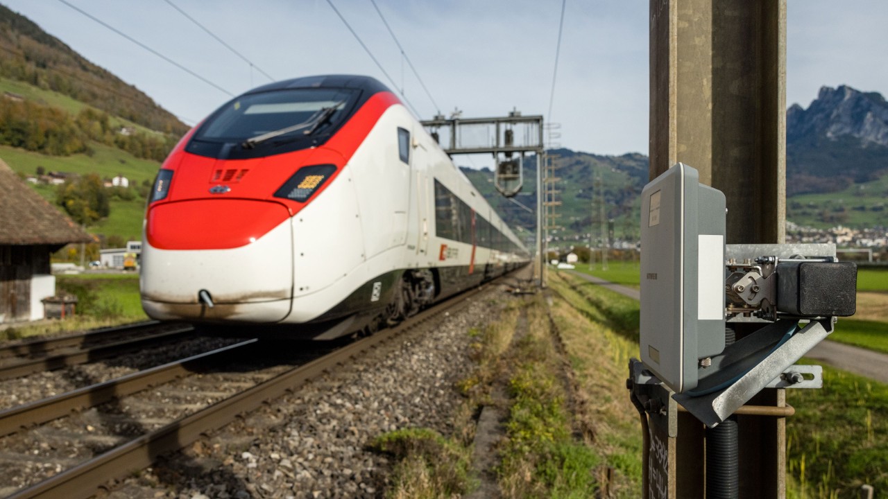 Lettore RFID sul bordo del binario, che pochi millisecondi dopo misurerà il numero del veicolo di un Giruno.