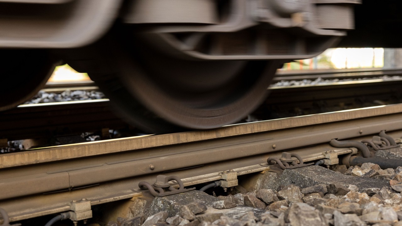 Un’unità di misurazione di un checkpoint del carico per ruota è costituita dalla rotaia di misurazione sul gambo della rotaia e dai sensori di accelerazione sulla suola della rotaia e misura una ruota che vi transita sopra.
