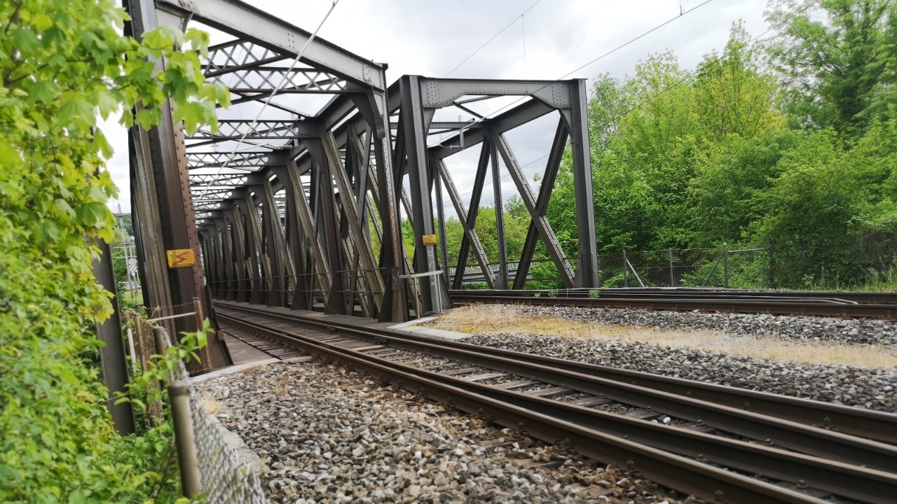 Die Zufahrt zu den alten Birsbrücken auf Seite Basel in Richtung Münchenstein gesehen. Links im Bild die Zufahrt zur unteren Brücke, rechts im Bild die Zufahrt zur oberen Brücke.