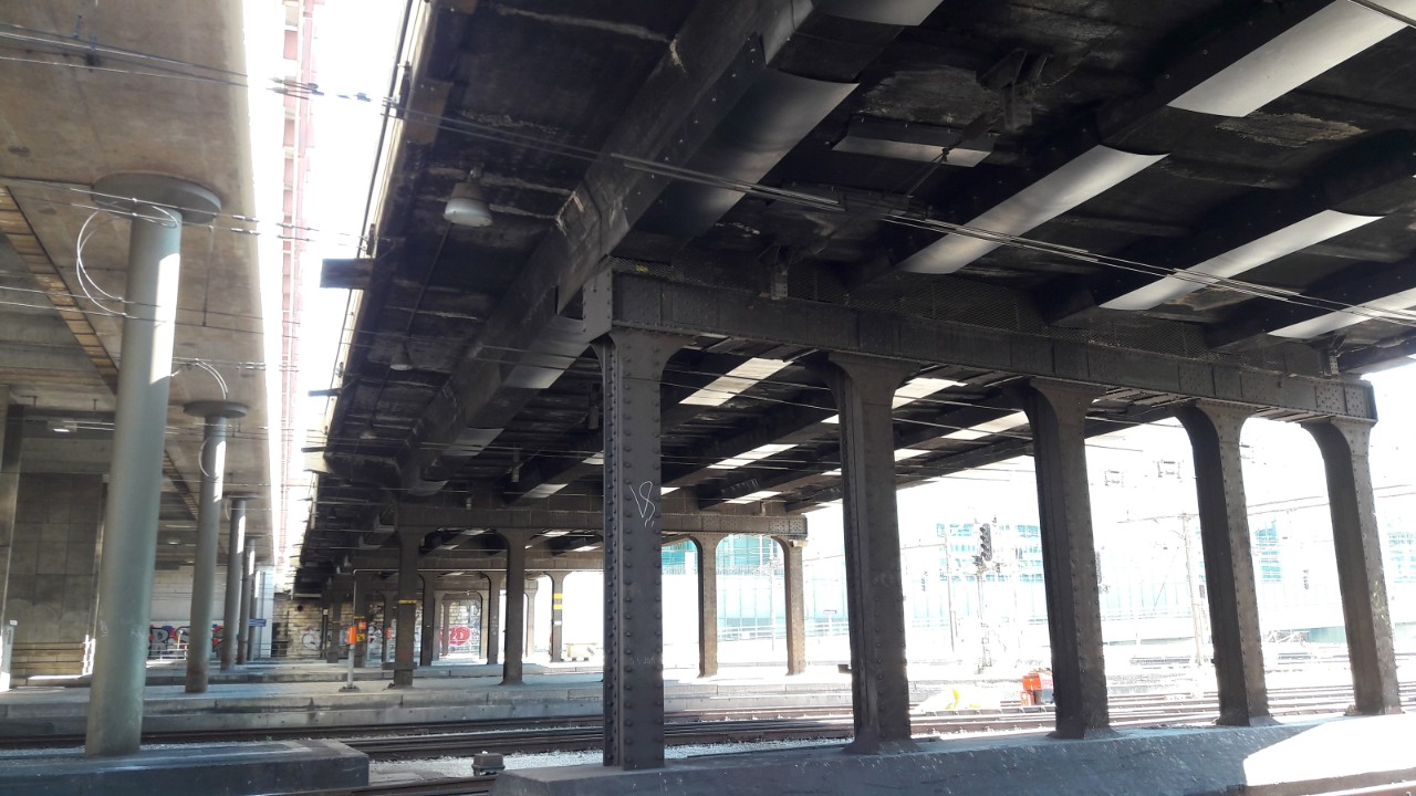 Das Foto vom Juni 20219 zeigt die Brücke von unten mit vier der fünf Pfeilerreihen.