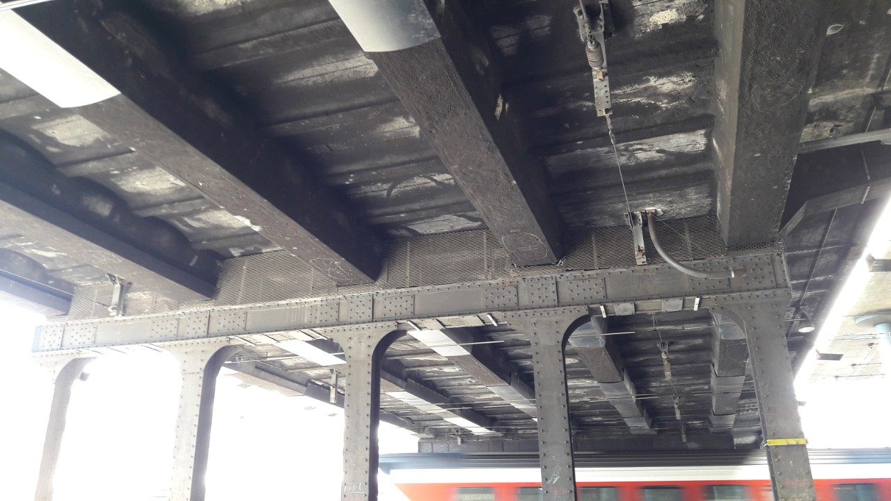 Das Foto vom Juni 2019 zeigt die die Unterseite der Brücke mit den fünf Stahl-Hauptträger. 
