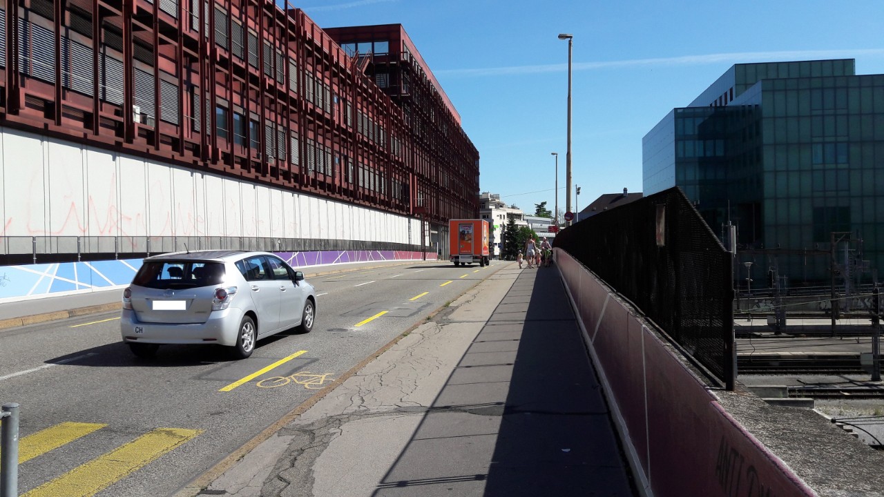 Das Foto vom Juni 2019 zeigt die Peter Merian-Brücke von oben von Gundeldingen Richtung Innenstadt gesehen.