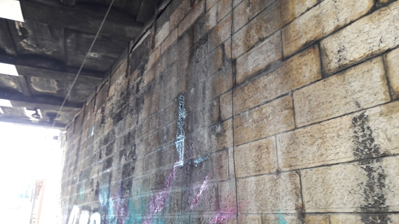 Das Foto vom Juni 2019 zeigt eines der beide Widerlager. 