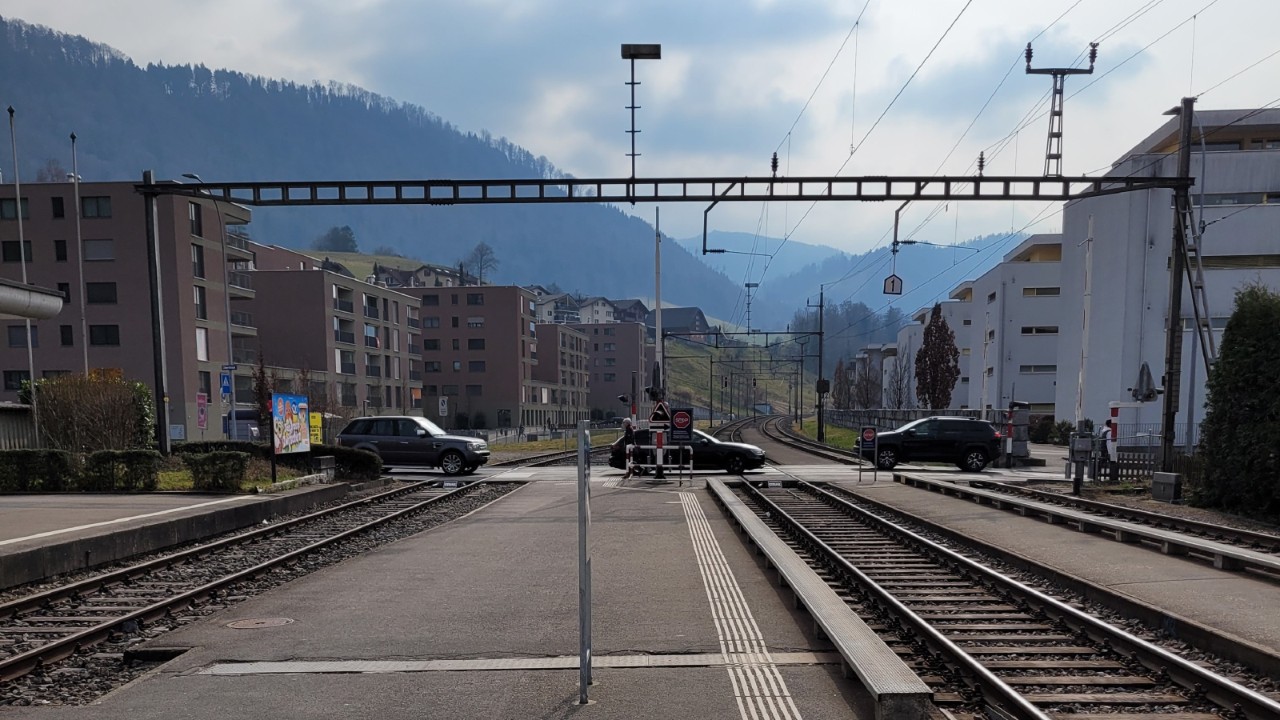 Das Bild zeigt Autos beim Überfahren des Bahnübergangs Niedermatt, dessen Schliesszeiten dank des Bauprojekts deutlich verkürzt werden.