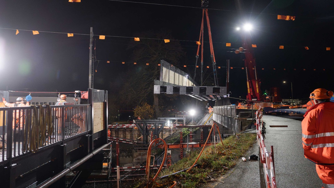 Die temporäre Brücke wird mit einem Kran eingehoben.