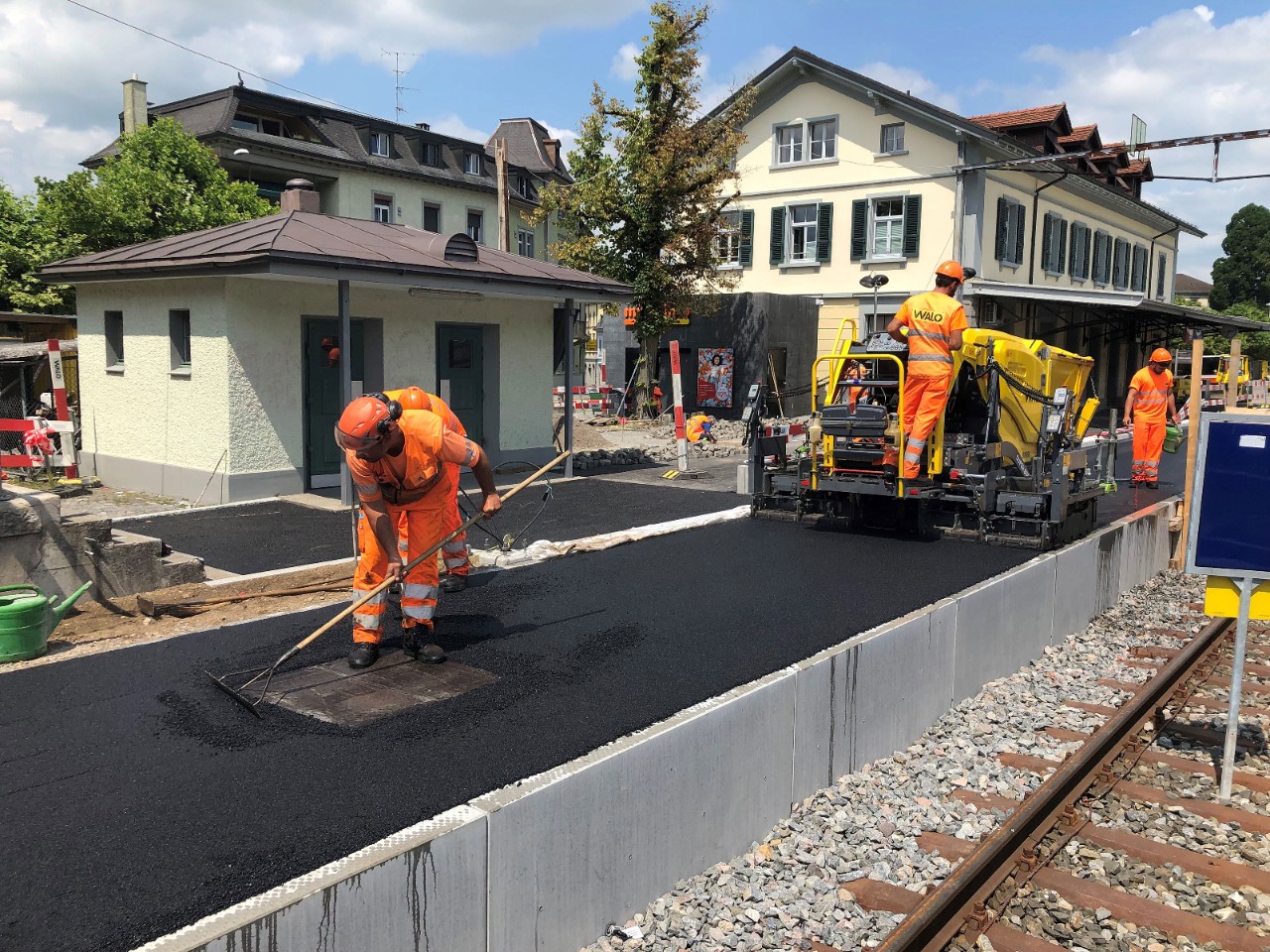 Perron aus Frischasphalt.