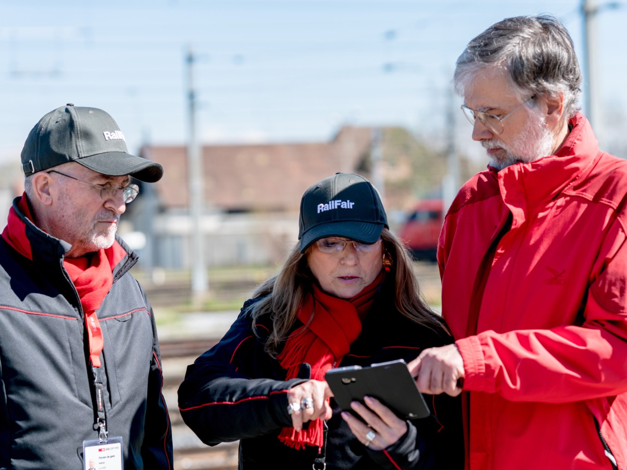 Bahnhof-Patinnen und -Paten geben der Kundschaft Auskunft.