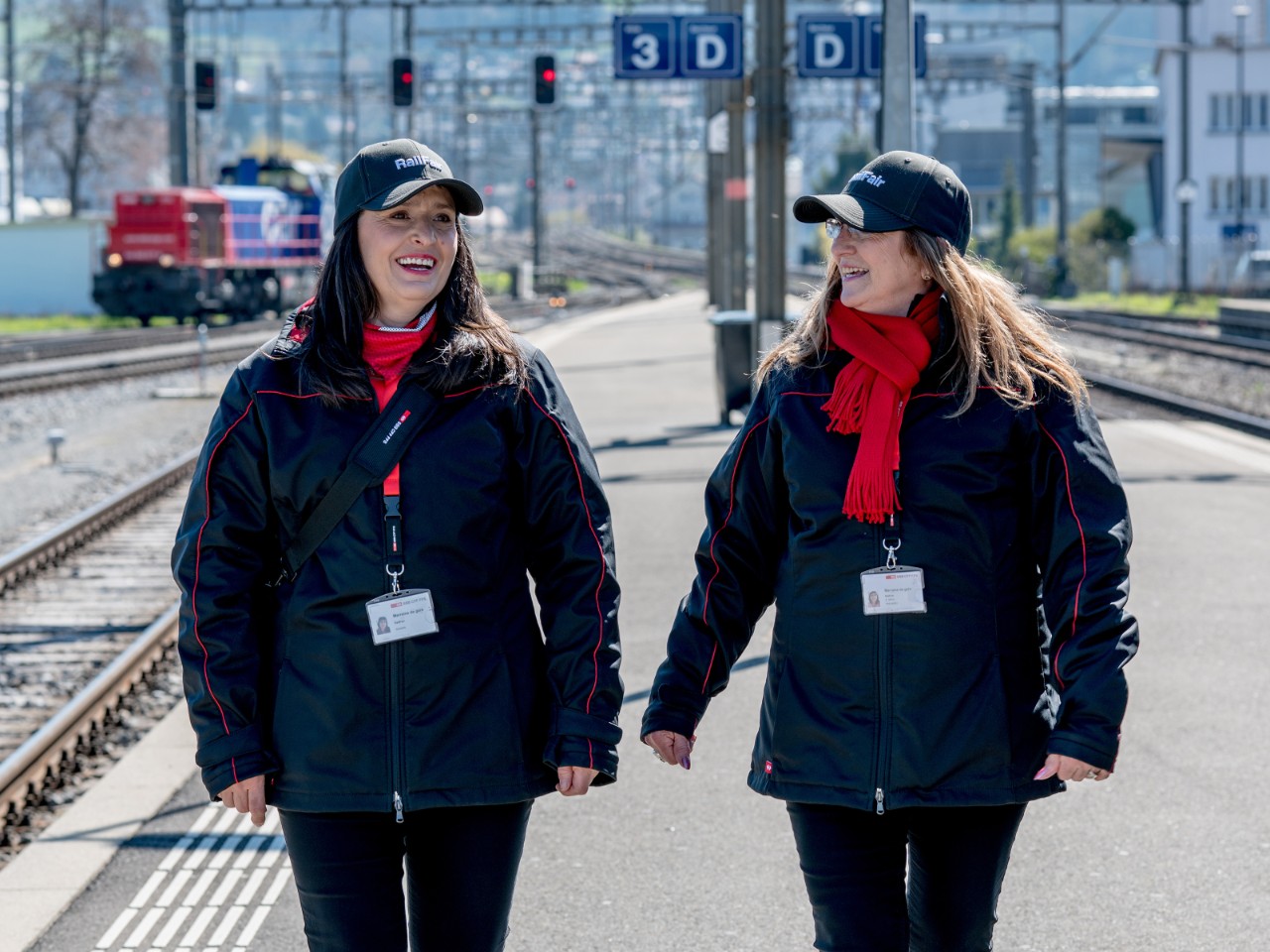 Bahnhof-Patinnen und -Paten markieren Präsenz und patrouillieren am Bahnhof.